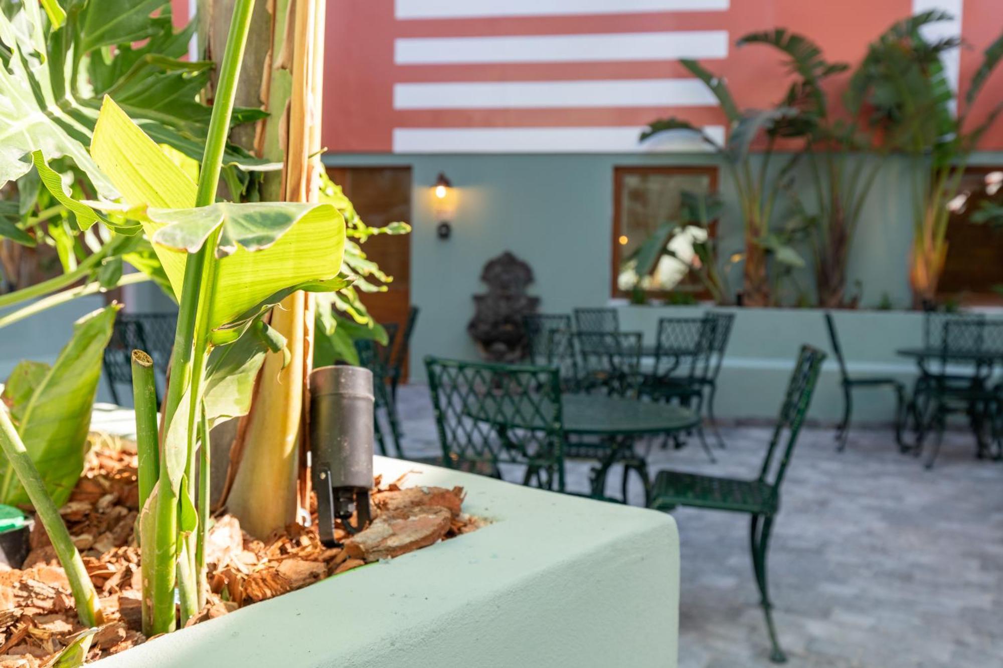The Little Village Apartments Valencia Exterior photo
